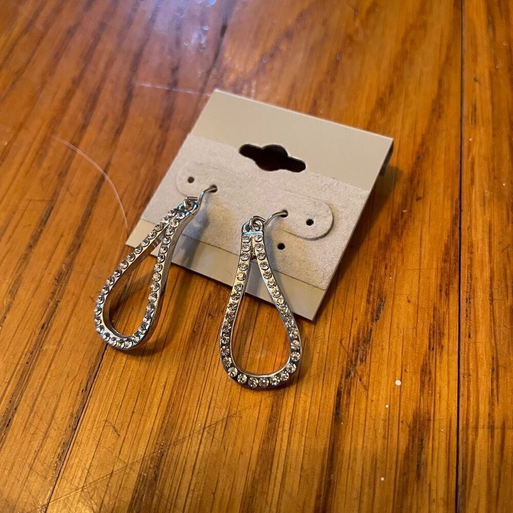 PRETTY SILVER TEARDROP EARRINGS